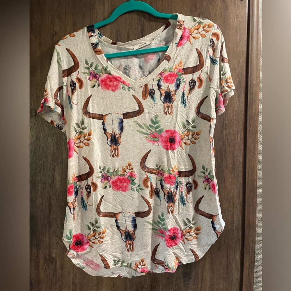 Size Large cute floral steerhead v neck style shirt.